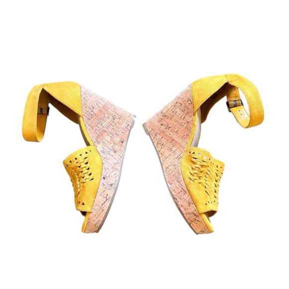 Marc Fisher Batini Sunflower Yellow Faux Suede Lasered Cork Wedge 3.5 Heel 8.5M - Picture 4 of 8